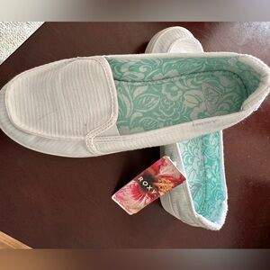 NWT Roxy Surfside slip on white sneaker size 9.5